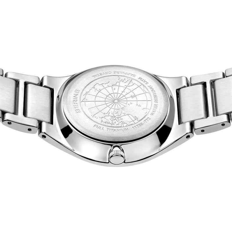 Bering Titanium 11739-772 analog herrklocka med grå urtavla och armband i titan