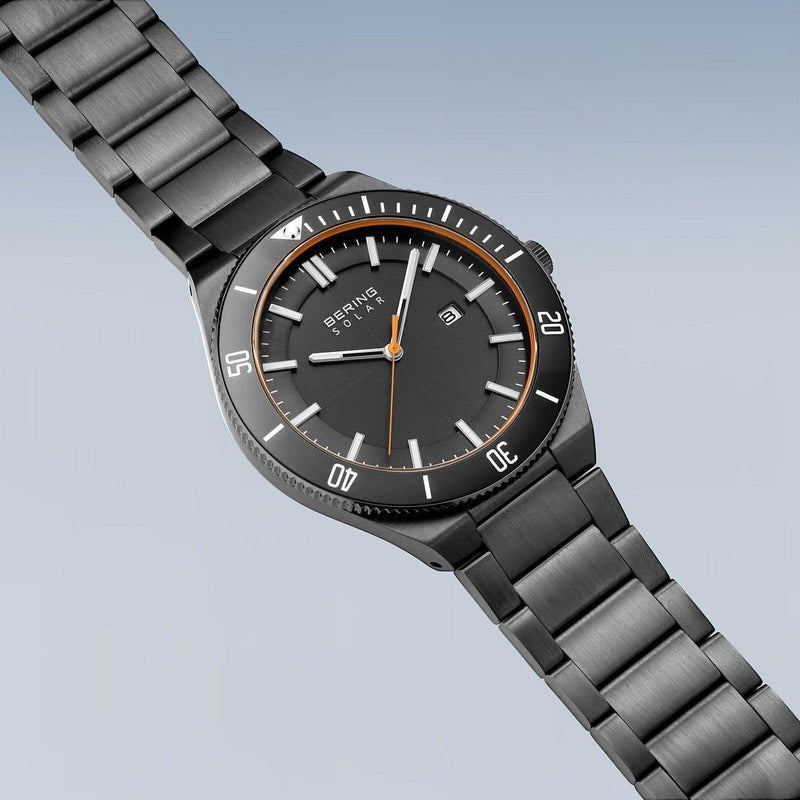 Bering Solar Ø43mm 14443-779 analog herrklocka med grå urtavla och armband i rostfritt stål
