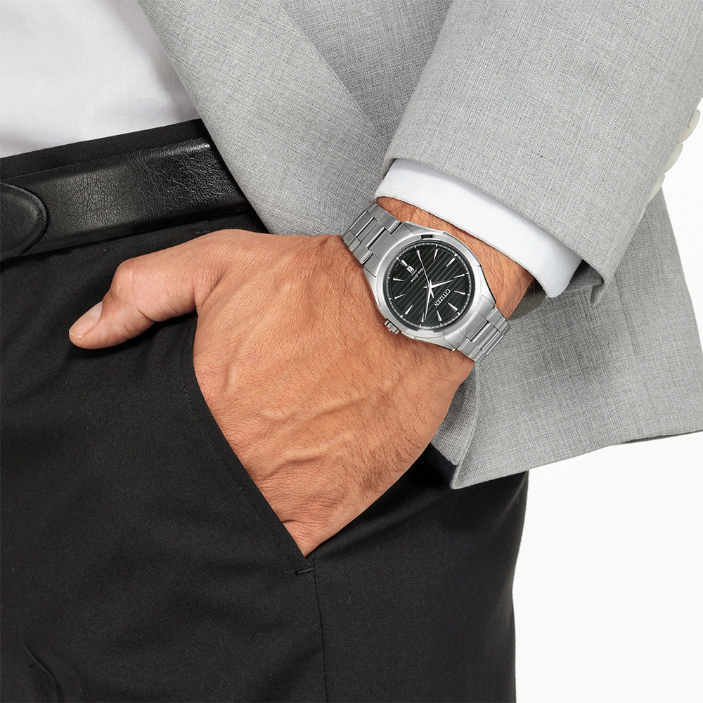 Citizen Eco Drive AW1750-85E analog herrklocka med svart urtavla och armband i rostfritt stål