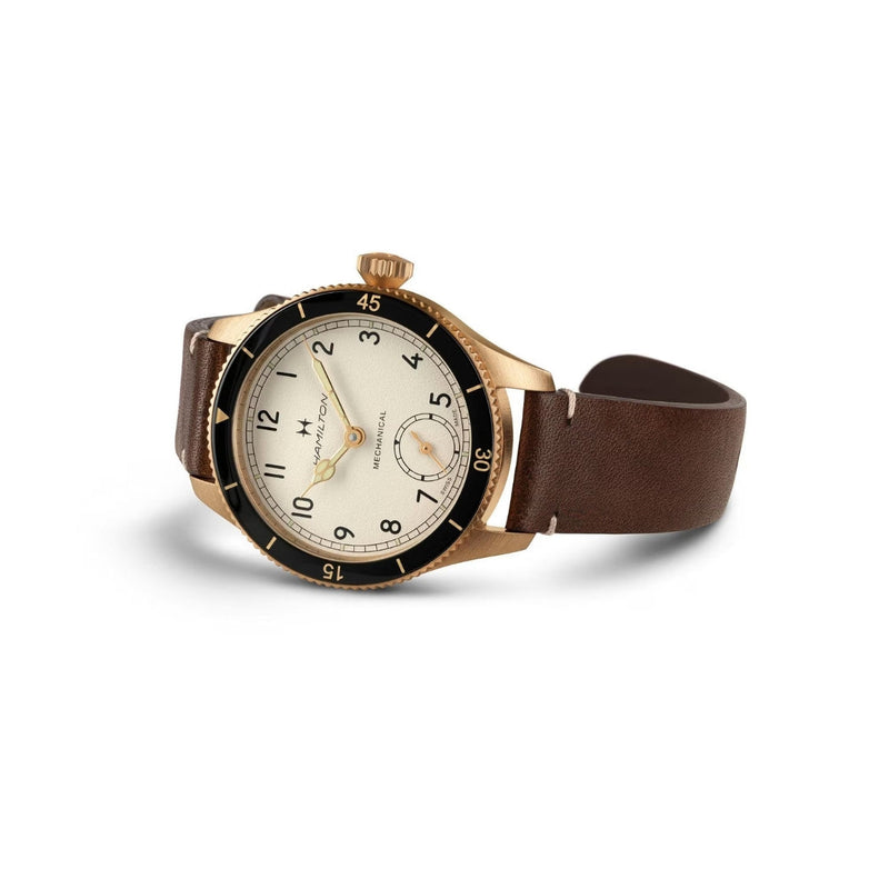 Hamilton Pilot Pioneer H76709510 analog herrklocka med vit urtavla och armband i skinn