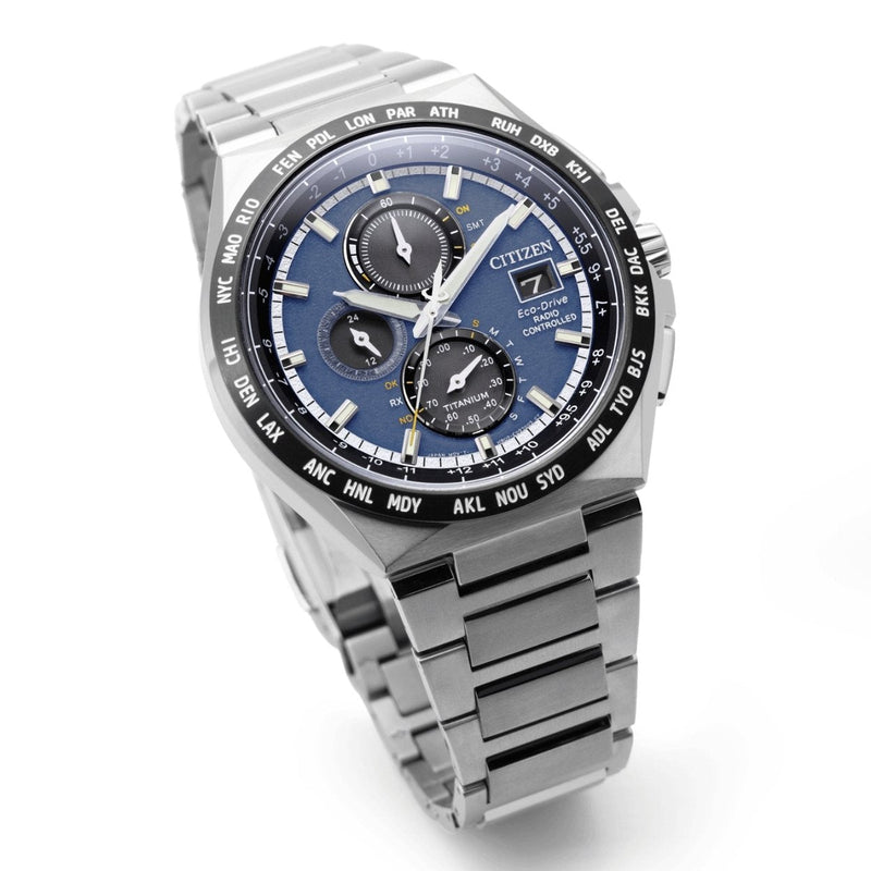 Citizen Super Titanium Radio Controlled AT8238-84L analog herrklocka med blå urtavla och armband i titan