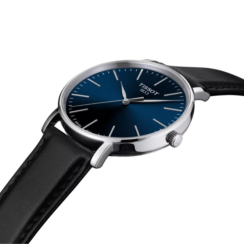 Tissot Everytime T143.410.16.041.00 analog unisexklocka med blå urtavla och armband i läder
