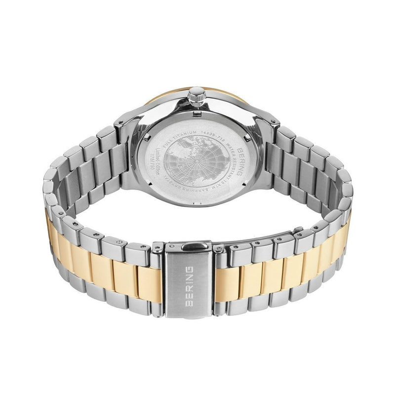 Bering Titanium 14439-718 analog herrklocka med grön urtavla och armband i titan