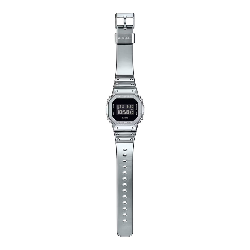 Casio G-Shock GM-5600YM-8ER digital herrklocka med svart urtavla och armband i resin