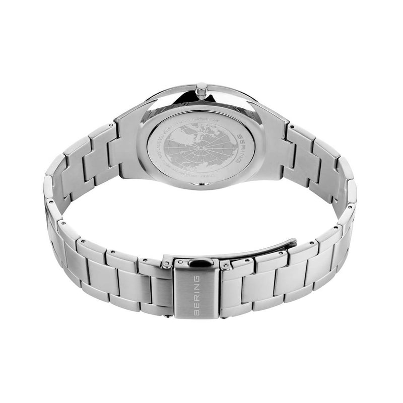 Bering Ultra Slim 17240-707 analog herrklocka med blå urtavla och armband i titan