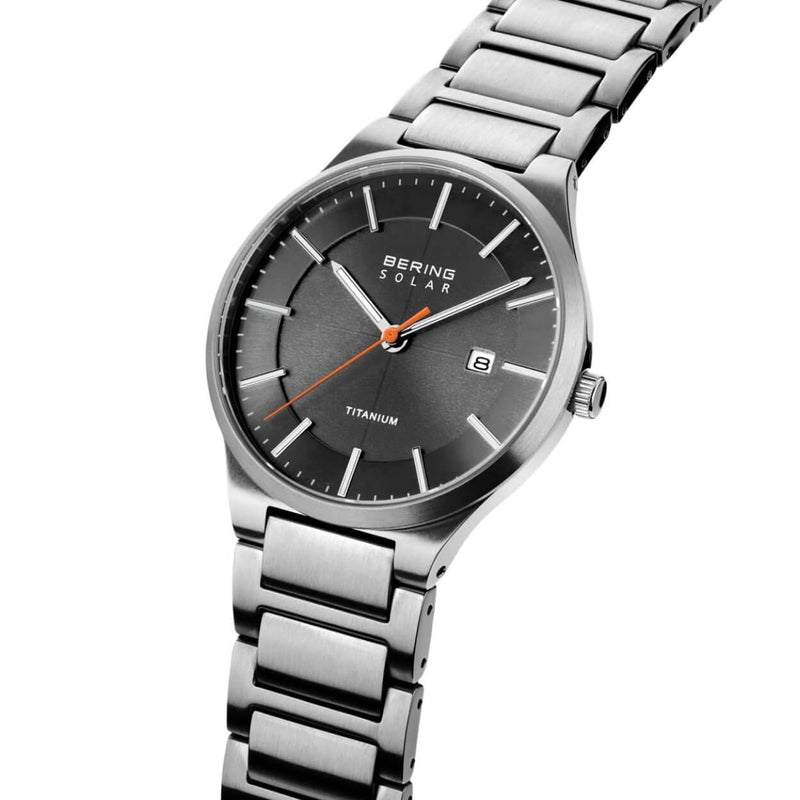 Bering Solar 15239-779 analog herrklocka med grå urtavla och armband i titan