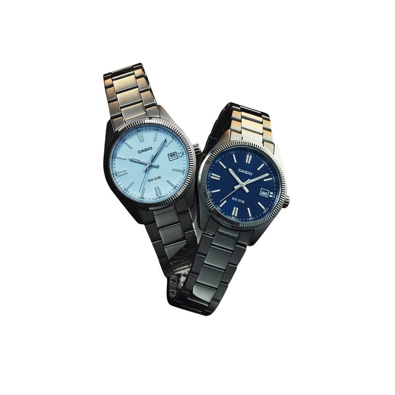 Casio Timeless UTP-1302PD-2A2VEF analog unisexklocka med blå urtavla och armband i rostfritt stål