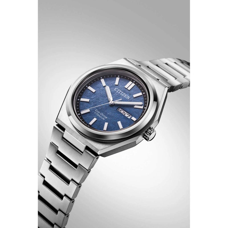 Citizen Super Titanium Zenshin AW0130-85LE analog herrklocka med blå urtavla och armband i titan