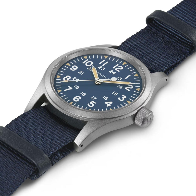 Hamilton Khaki Field Mechanical H69439940 analog herrklocka med blå urtavla och armband i rostfritt stål