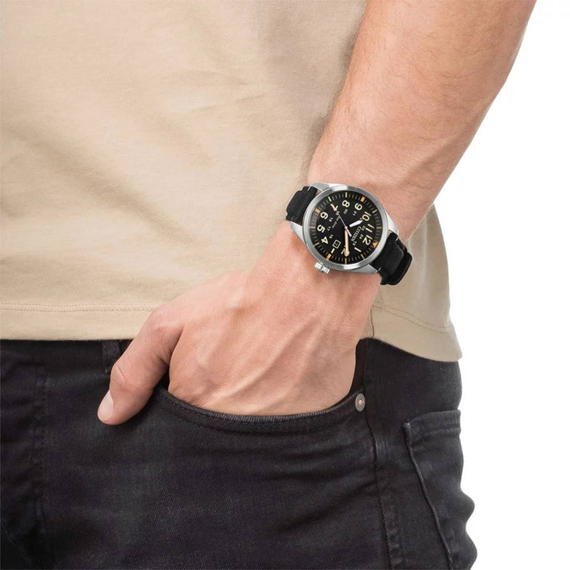 Citizen Eco-Drive AW5000-24E analog herrklocka med svart urtavla och armband i nylon