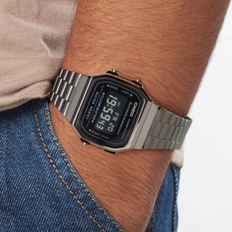 Casio Vintage A168WEGG-1BEF digital herrklocka med svart urtavla och armband i rostfritt stål
