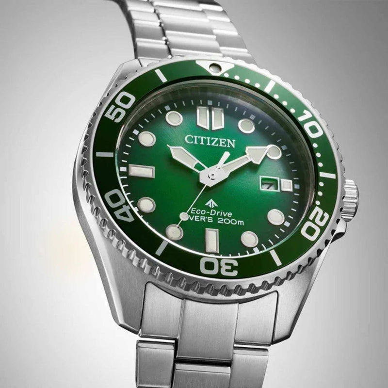 Citizen Eco-Drive Pro Marine BN0269-50W analog herrklocka med grön urtavla och armband i rostfritt stål