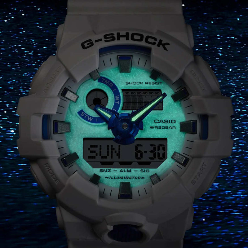 Casio G-Shock Hidden Glow GA-700HDS-7AER analog herrklocka med vit urtavla och armband i resin