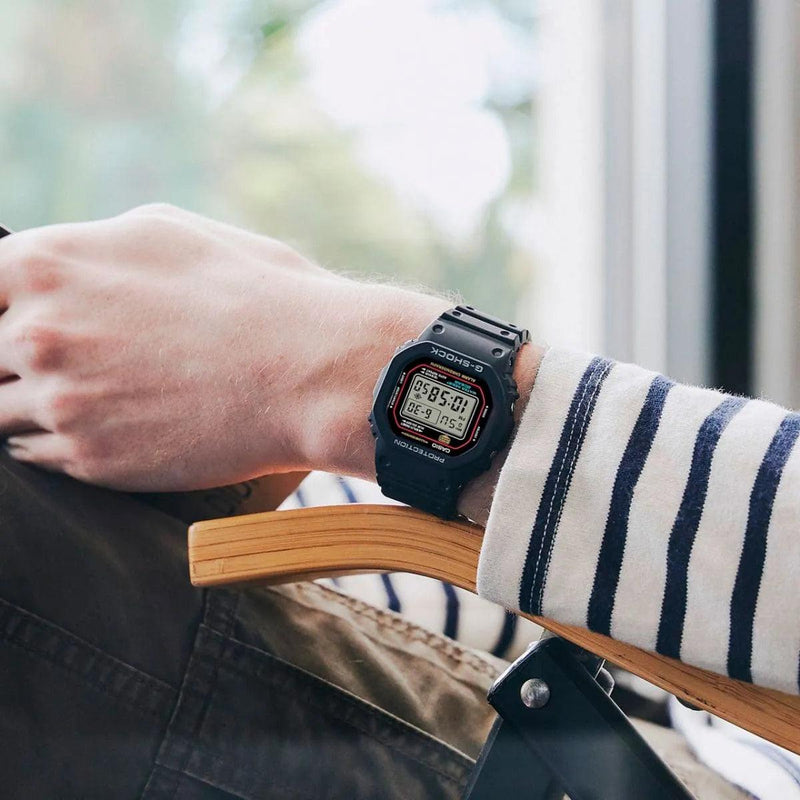 Casio G-Shock Digital DW-5600RL-1ER digital herrklocka med svart urtavla och armband i resin