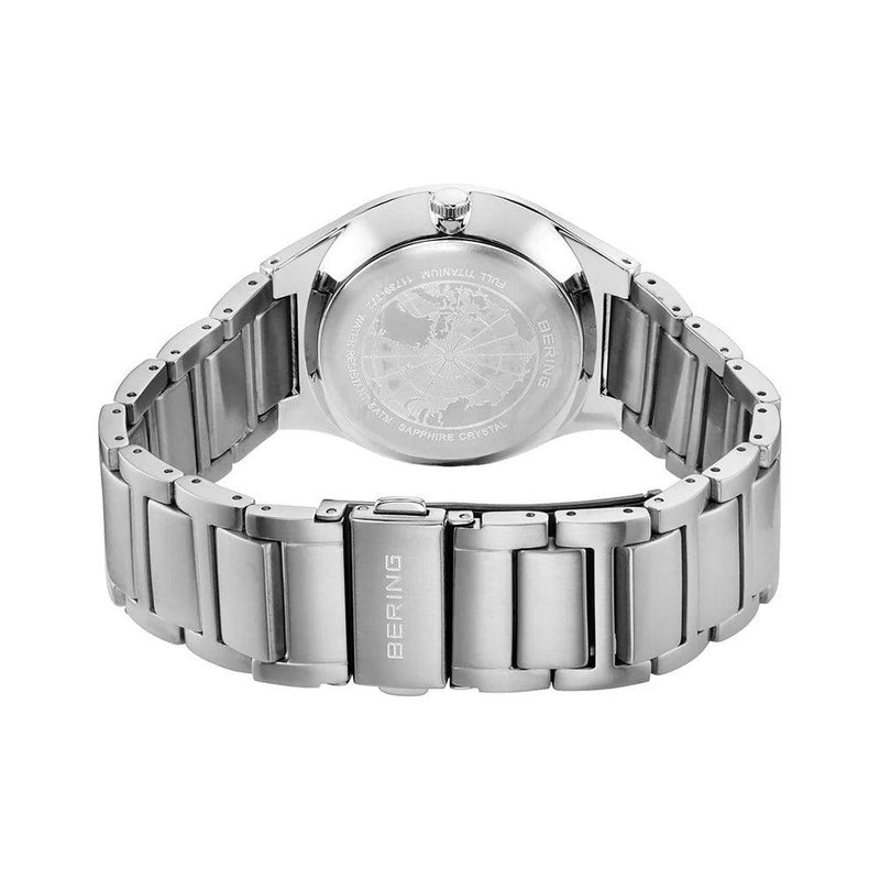 Bering Titanium 11739-772 analog herrklocka med grå urtavla och armband i titan