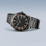 Bering Solar Ø43mm 14443-779 analog herrklocka med grå urtavla och armband i rostfritt stål