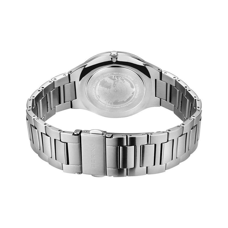 Bering Herr Titanium 15240-777 analog herrklocka med mörk blå urtavla och armband i titan