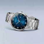 Bering Herr Titanium 15240-777 analog herrklocka med mörk blå urtavla och armband i titan
