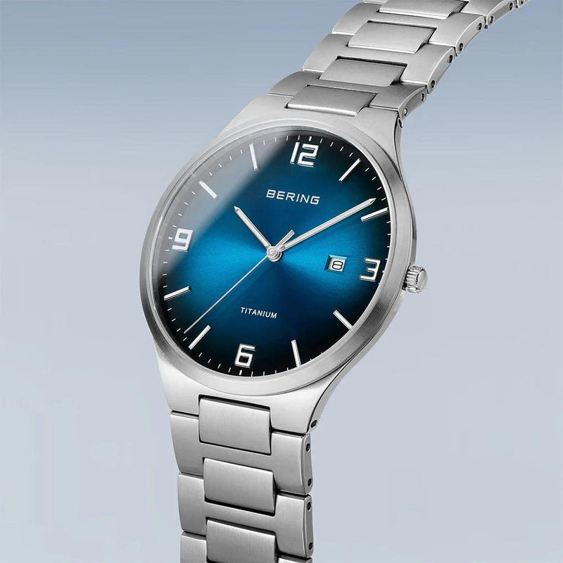 Bering Herr Titanium 15240-777 analog herrklocka med mörk blå urtavla och armband i titan