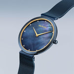 Bering Classic Ø32mm 18132-399 analog damklocka med blå urtavla och armband i rostfritt stål
