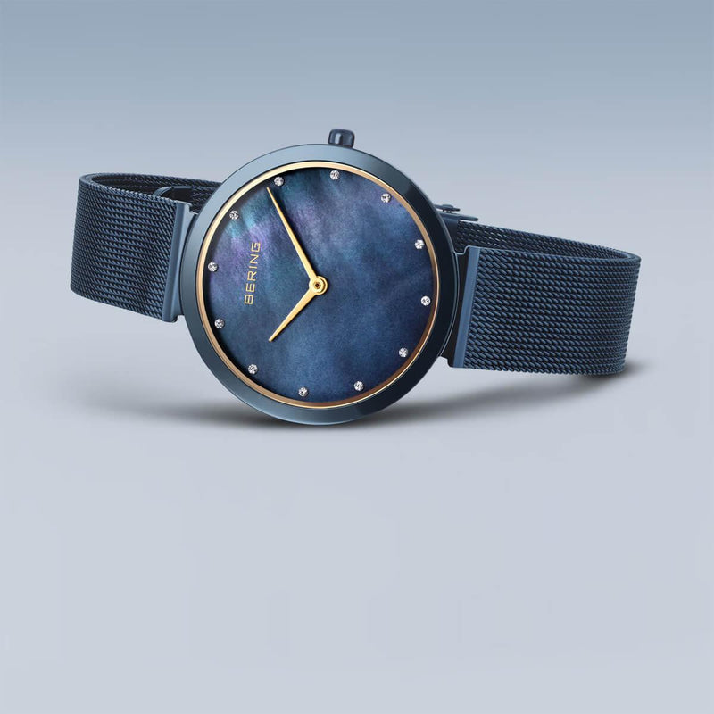 Bering Classic Ø32mm 18132-399 analog damklocka med blå urtavla och armband i rostfritt stål
