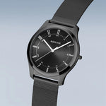 Bering Ultra Slim 18340-222 analog herrklocka med svart urtavla och armband i rostfritt stål