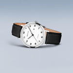 Bering Classic Ø34mm 18634-404 analog damklocka med vit urtavla och armband i läder