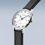 Bering Classic Ø34mm 18634-404 analog damklocka med vit urtavla och armband i läder