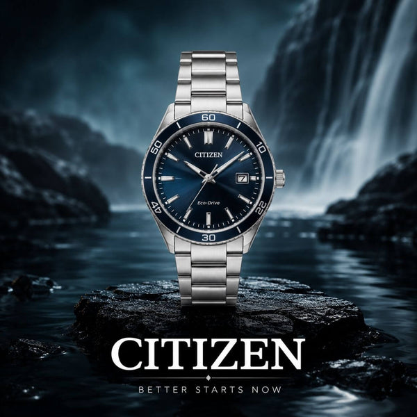 Citizen Eco-Drive klocka i rostfritt stål med blå urtavla, placerad framför mörkt vattenfall och klippor.