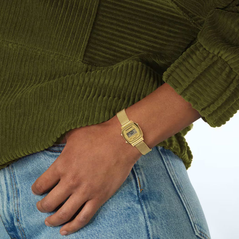 Casio Vintag LA670WEMY-9EF analog damklocka med guld urtavla och armband i rostfritt stål