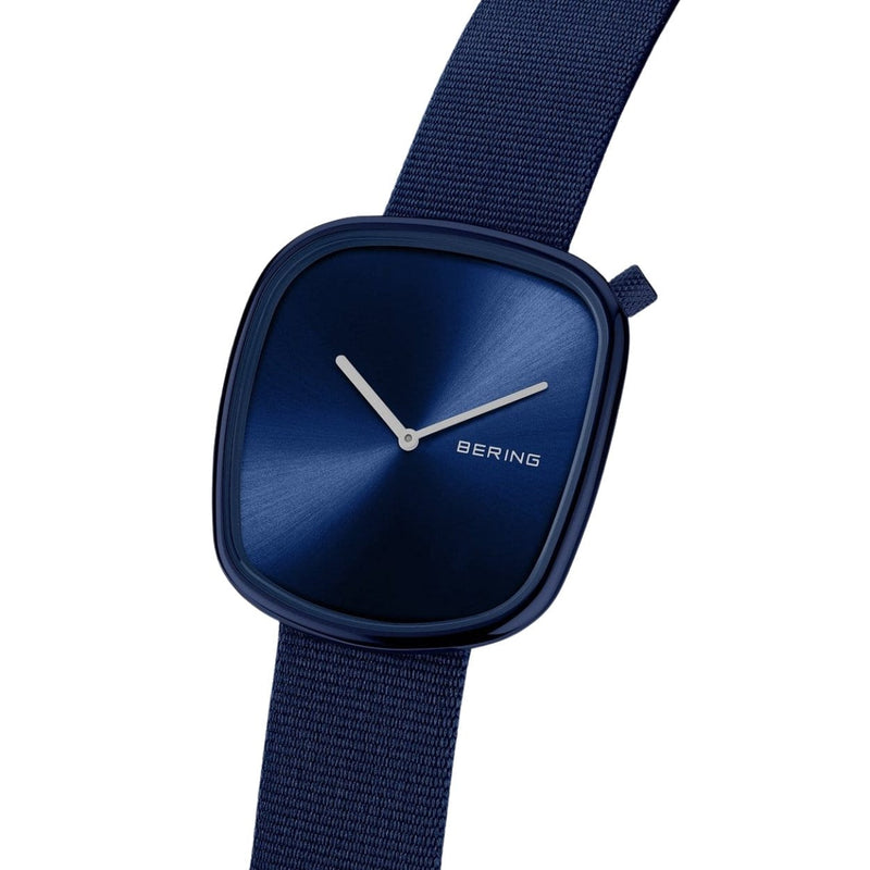 Bering Pebble 18040-397 analog herrklocka med blå urtavla och armband i nato