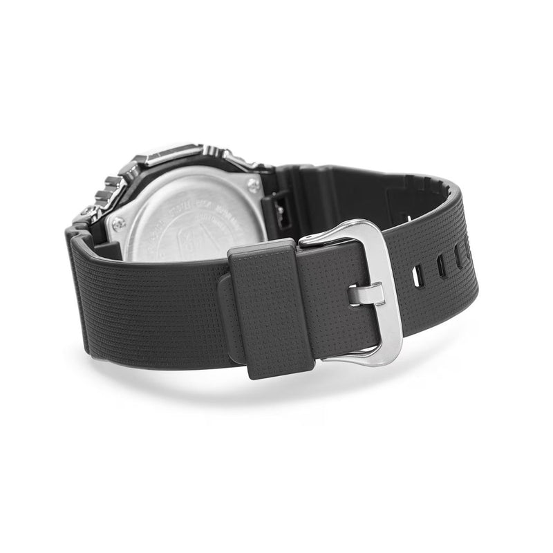 Casio G-Shock GM-2100-1AER analog herrklocka med silver urtavla och armband i resin