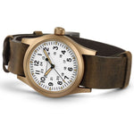Hamilton Khaki Field Mechanical Bronze H69459510 analog herrklocka med vit urtavla och armband i läder
