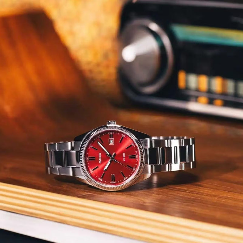 Casio Timeless MTP-1302PD-4AVEF analog herrklocka med rött urtavla och armband i rostfritt stål