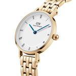 Daniel Wellington Petite Roman Numerals 5-Link DW00100682 analog damklocka med vit urtavla och armband i rostfritt stål