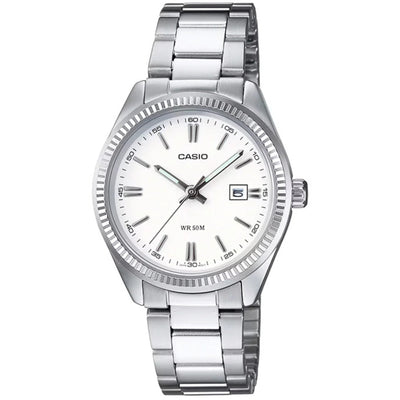 Casio Timeless MTP-1302PD-7A1VEF analog damklocka med vit urtavla och armband i rostfritt stål