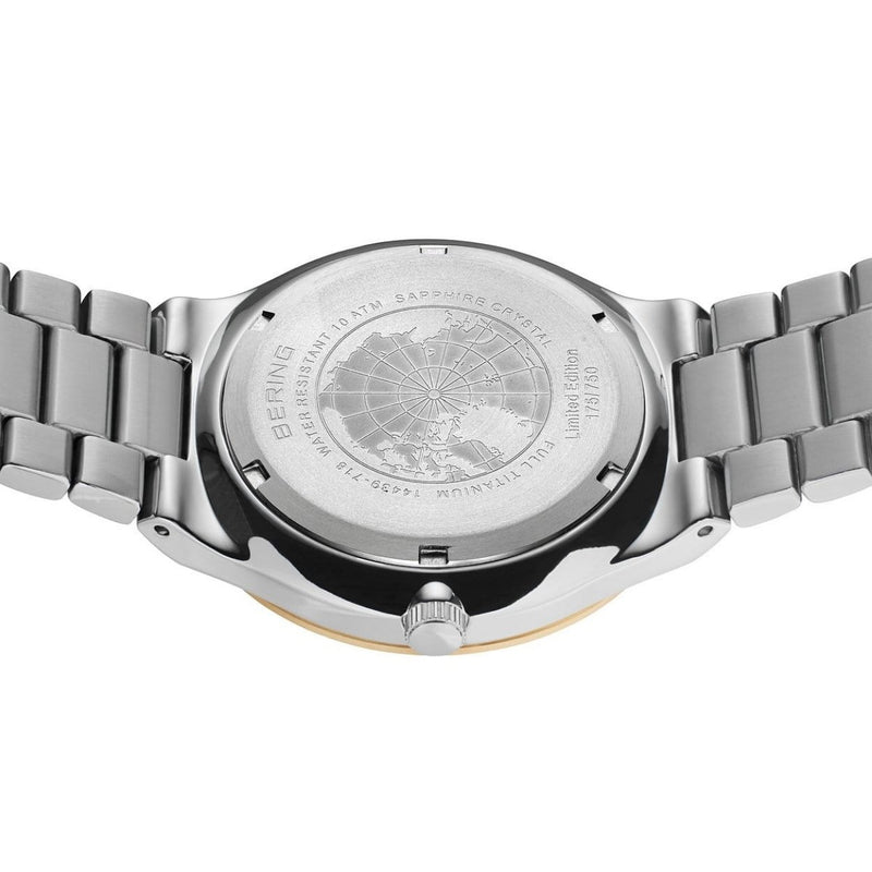 Bering Titanium 14439-718 analog herrklocka med grön urtavla och armband i titan