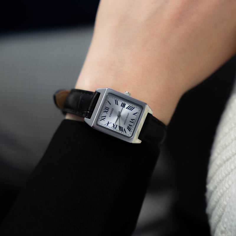 Casio Timeless LTP-B150L-7B1EF analog damklocka med silver urtavla och armband i läder