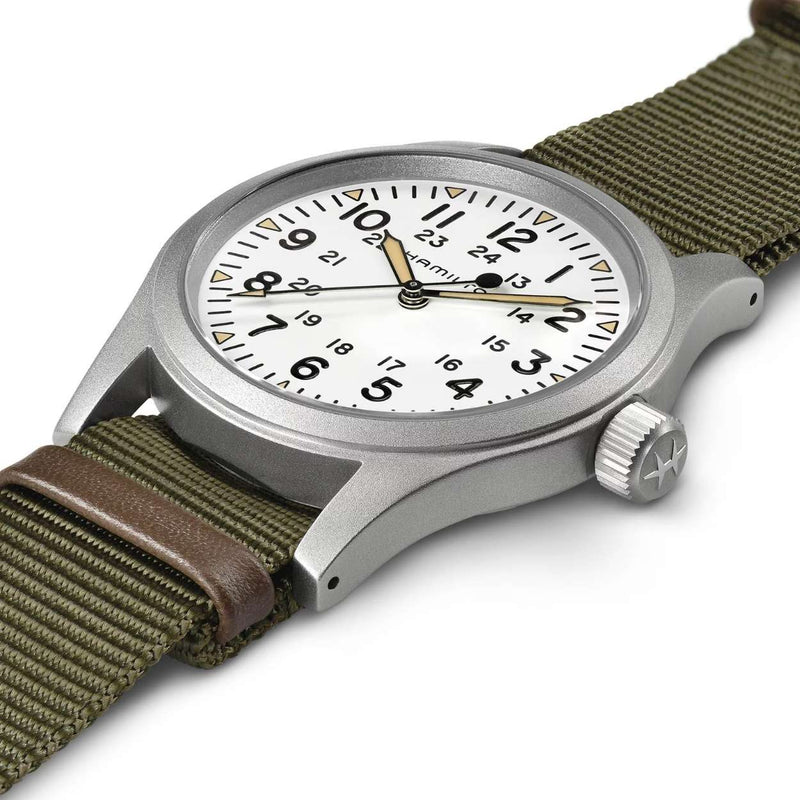 Hamilton Khaki Field Quartz H69439411 analog herrklocka med vit urtavla och armband i rostfritt stål