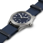 Hamilton Khaki Field Quartz H69401940 analog herrklocka med blå urtavla och armband i rostfritt stål