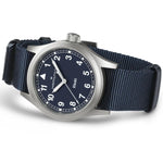 Hamilton Khaki Field Quartz H69401940 analog herrklocka med blå urtavla och armband i rostfritt stål