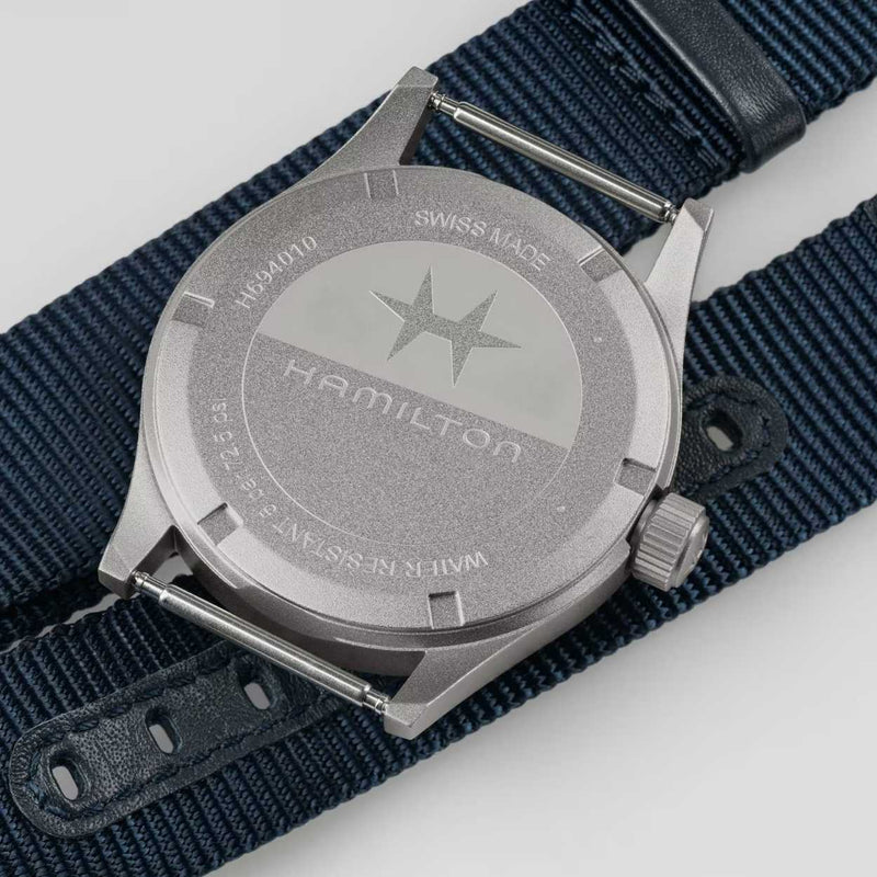 Hamilton Khaki Field Quartz H69401940 analog herrklocka med blå urtavla och armband i rostfritt stål