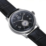 Orient Bambino RA-AP0101B30B analog herrklocka med svart urtavla och armband i läder