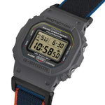 Casio G-Shock DW-5600MNC-8A2ER digital unisexklocka med svart urtavla och armband i textil