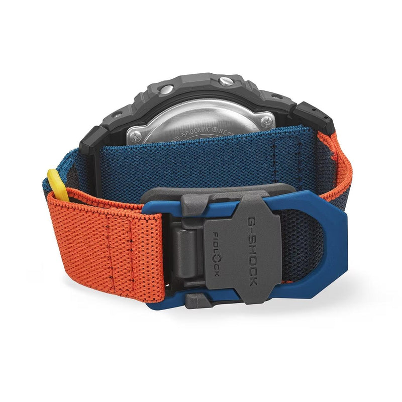 Casio G-Shock DW-5600MNC-8A2ER digital unisexklocka med svart urtavla och armband i textil