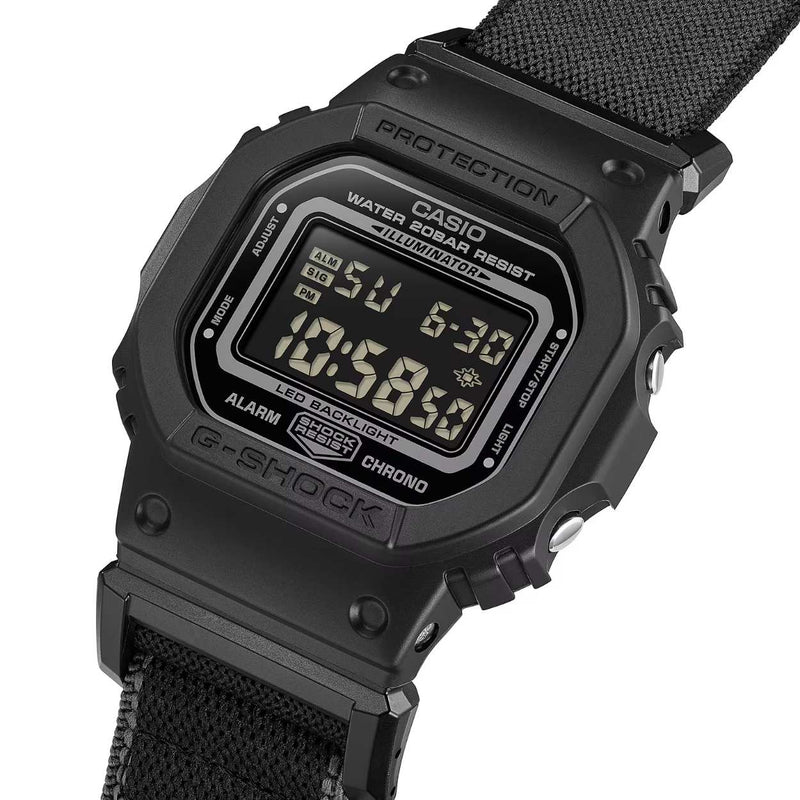 Casio G-Shock DW-5600MNC-1ER digital unisexklocka med svart urtavla och armband i resin