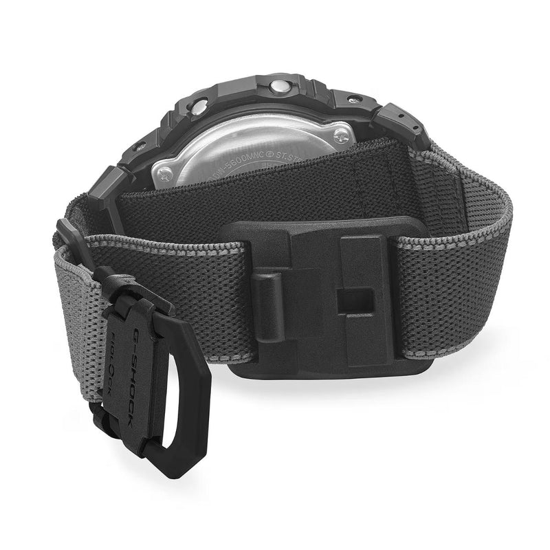 Casio G-Shock DW-5600MNC-1ER digital unisexklocka med svart urtavla och armband i resin