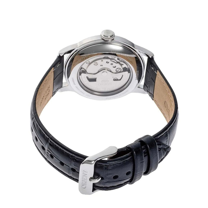 Orient Bambino RA-AP0104S30B analog herrklocka med silver urtavla och armband i läder