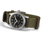 Hamilton Khaki Field Quartz H69301930 analog unisexklocka med svart urtavla och armband i textil