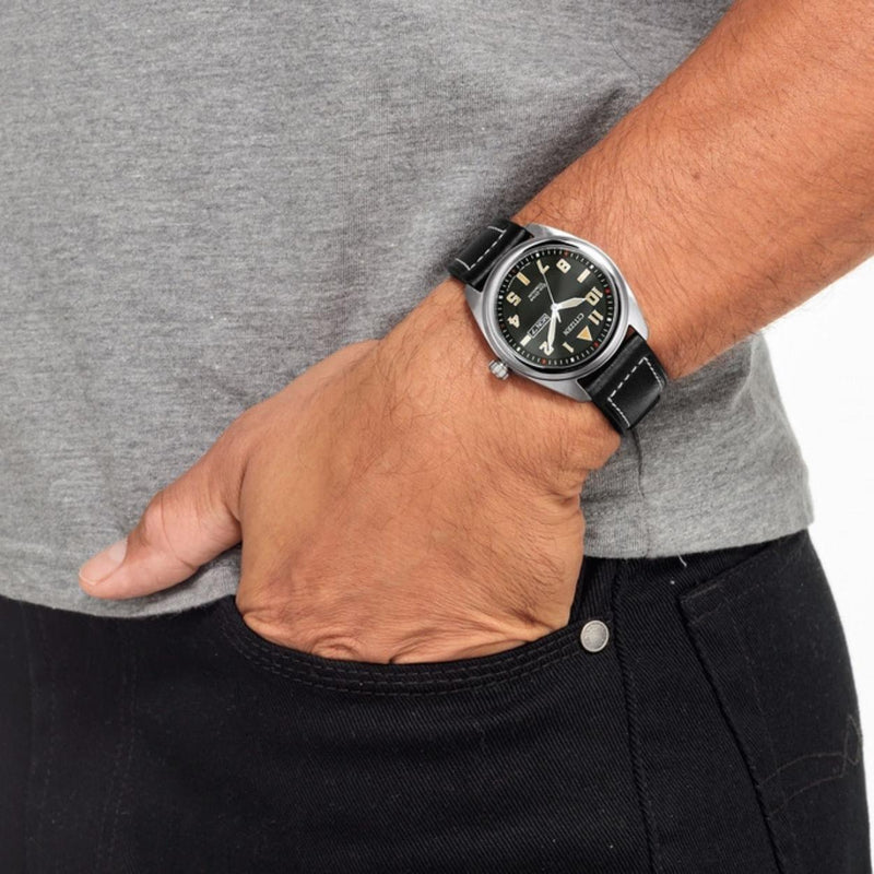 Citizen Eco Drive BM8560-29EE analog herrklocka med svart urtavla och armband i läder